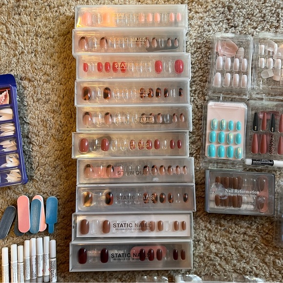 Glue On Nail Bundle - Picture 3 of 7